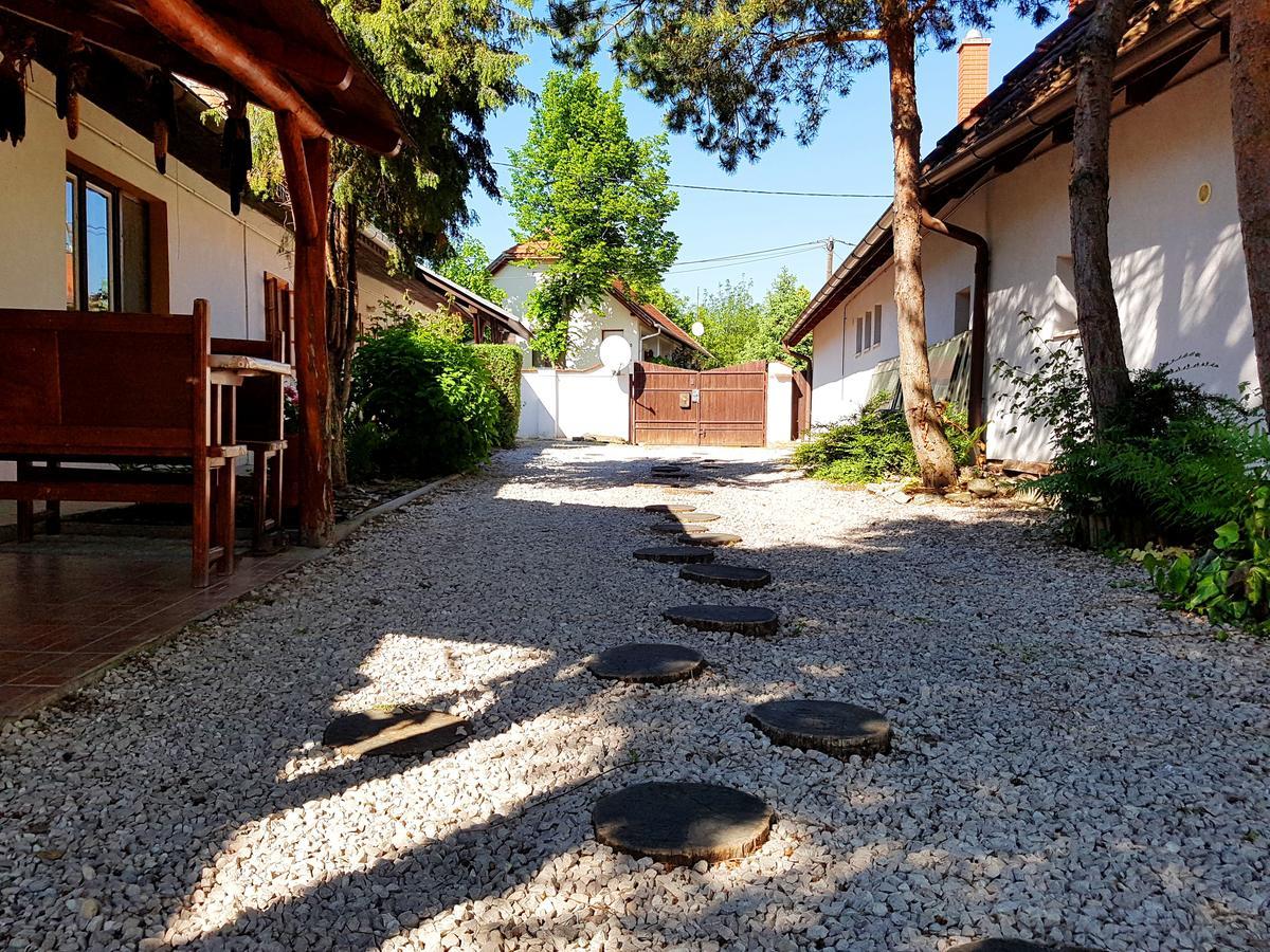 Kúti Vendégház Hotel Bakonykuti Exterior foto