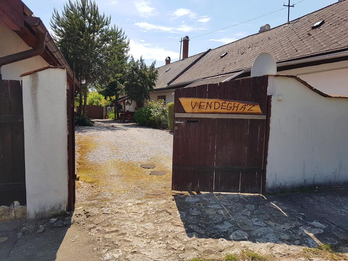 Kúti Vendégház Hotel Bakonykuti Exterior foto